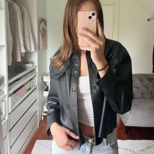 Skinnjacka - Superfin, som i nyskick. Används inte för den är lite kort i ärmarna för mig som är 175