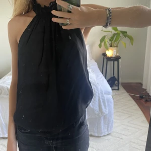 Topp från Hm - Säljer min superfina topp från Hm eftersom att den tyvärr inte kommer till någon användning längre. Har vikt upp den på bilderna, den är lite längre vanligtvis men den går säkert att klippa av om man skulle vilja ha den kortare💗