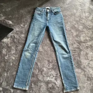 Säljer dessa jätte snygga jeans från zara säljer de då det är tyvär för små för mig. 