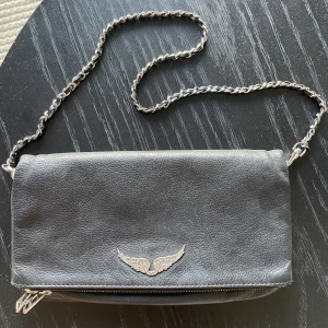 Zadig & Voltaire väska rock - Säljer min älskade Zadig väska pga att jag inte använder den! Hoppas att någon annan kan få mer användning. Nypris: Ca 3400 kr