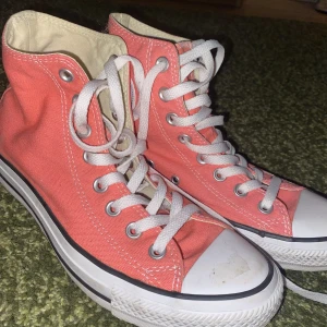 Converse- tyg sneakers - (TRYCK INTE PÅ KÖP NU) Väldigt snygga rosa converse i bra skick!💖 kommer såklart att tvätta dom innan jag skickar iväg, köpare står för frakten, kontakta mig om du vill köpa💌