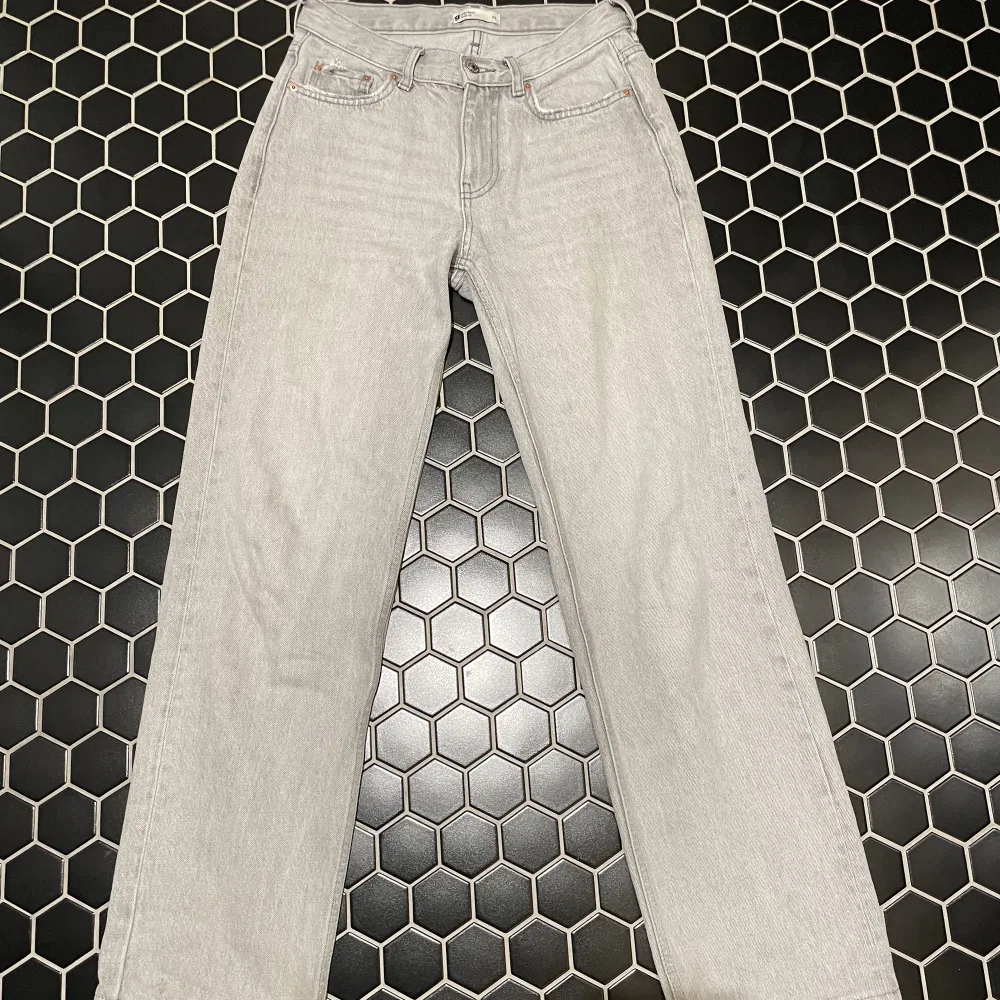 Säljer dessa gråa perfect jeans från Gina Tricot. Sitter snyggt på och passar perfekt i längden på mig i storlek 32, jag är 158cm. Ordinariepris 499kr. Använt ett fåtal par gånger. Köparen står för frakt, kontakta mig för fler bilder på jeansen❣️. Jeans & Byxor.