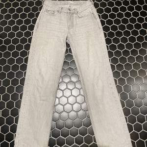 Säljer dessa gråa perfect jeans från Gina Tricot. Sitter snyggt på och passar perfekt i längden på mig i storlek 32, jag är 158cm. Ordinariepris 499kr. Använt ett fåtal par gånger. Köparen står för frakt, kontakta mig för fler bilder på jeansen❣️