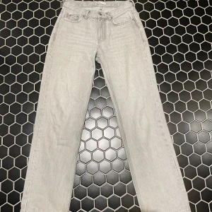 Gina Tricot Jeans - Säljer dessa gråa perfect jeans från Gina Tricot. Sitter snyggt på och passar perfekt i längden på mig i storlek 32, jag är 158cm. Ordinariepris 499kr. Använt ett fåtal par gånger. Köparen står för frakt, kontakta mig för fler bilder på jeansen❣️