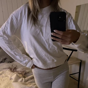 Vit sweat shirt från Nakd - Jätte fin sweat shirt fån Nakd i jätte bra skick🥰