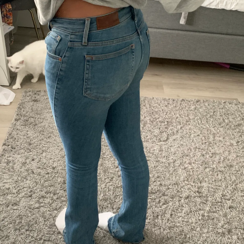 Säljer dessa low waist jeans, då dom tyvärr har blivit för små för mig. Dom är använda några gånger men är i bra skick😊 skriv om ni är intresserade!. Jeans & Byxor.