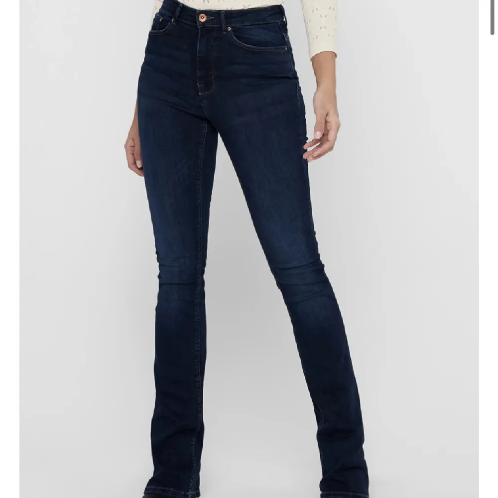 Säljer dessa mörkblåa flared jeansen från Only då dom inte kommer till någon användning. Byxorna är midwaist och passar mig som är 178 i längden. Nypris 400kr. Jeans & Byxor.