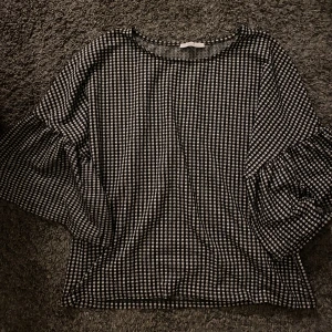Mönstrad topp - Mönstrad topp från ZARA med volanger i ärmarna. 