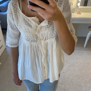 Detaljerad topp!  - Super söt topp från odd molly med lite olika mönster! Det saknas en knapp längst upp, se bild 1. Saknas även en knapp på ena armen, se bild 2. Vid intresse kan jag skicka fler bilder. I och med att det saknas två knappar kan pris diskuteras. 