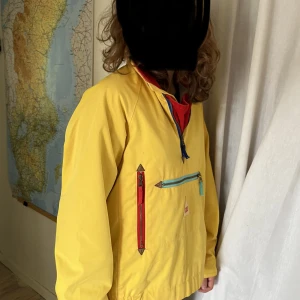 SOS jacka - En jätte fint vintage jacka, brukar säljas begagnad för ca 700-1000 kr. 