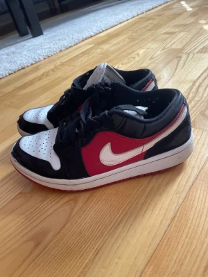 Jordans, röd & svart st. 37.5 - Använda men ändå fina! Se bilder för deffekter.