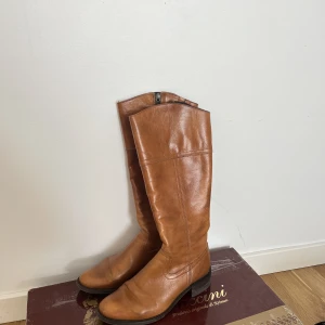 Vintage stövlar - I mycket bra vintage skick  Storlek 37 Köpare står för frakt