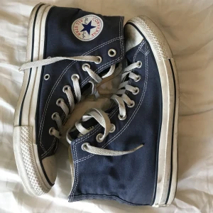 Mörkblå converse - Jättesnygga mörkblå converse i stl 40💕