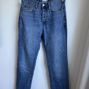 Jeans - Jeans oanvända  Längd ben: 32 tum (Innerlängd ben: 82,5 cm)