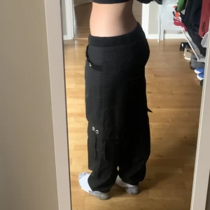 coola cargobyxor med detaljer - säljer dessa ascoola cargobyxor med snör- och metall detaljer! pris går att diskutera och ställ gärna frågor!💕