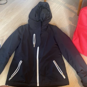 skidjacka  - ny skidjacka. varm och vindtät. 