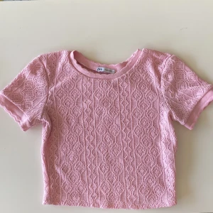Rosa stickad t shirt  - Är i bra skick och använd Max 5 gånger.
