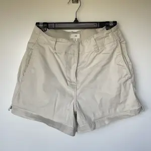 Snygga beiga shorts som är supersköna och stretchiga! Mycket bra skick!💕