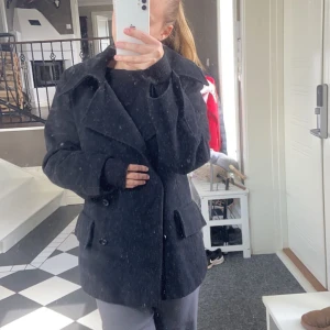 Kappa  - Supersnygg kappa (Skepparkavaj) från H&M! Fint skick, inga skador eller defekter! Storleken är 40 men skulle säga att den passar 38 med😃