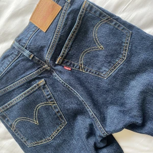 NYA LEVIS 501 - Helt nya Levis jeans i modellen 501 som är den klassiska. Sjukt sköna och fina i färgen indigo. Storlek W25 och L30. Kan posta men du står för frakt!  (Ord.pris 1300kr)