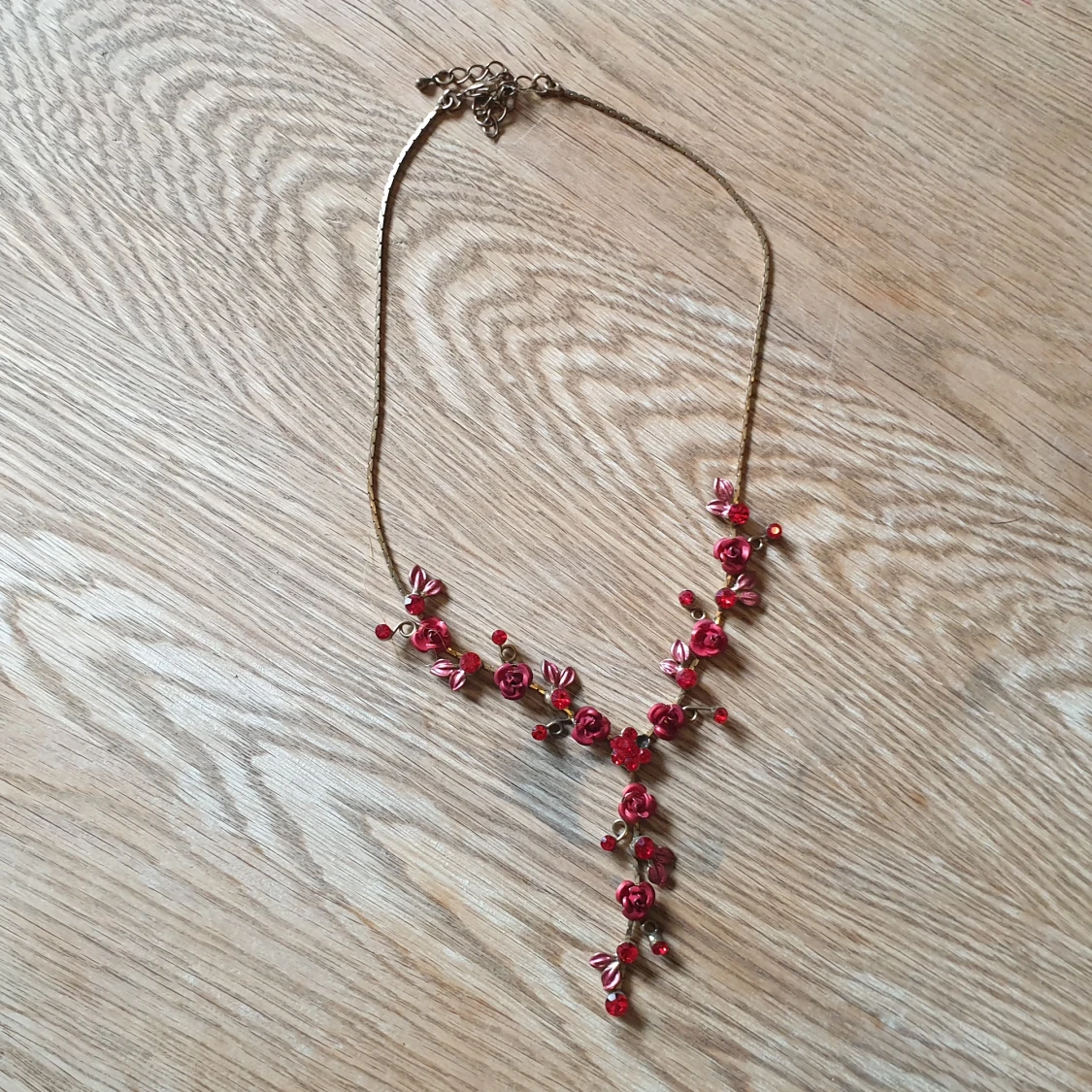 Guldigt halsband med röda rosor - 90