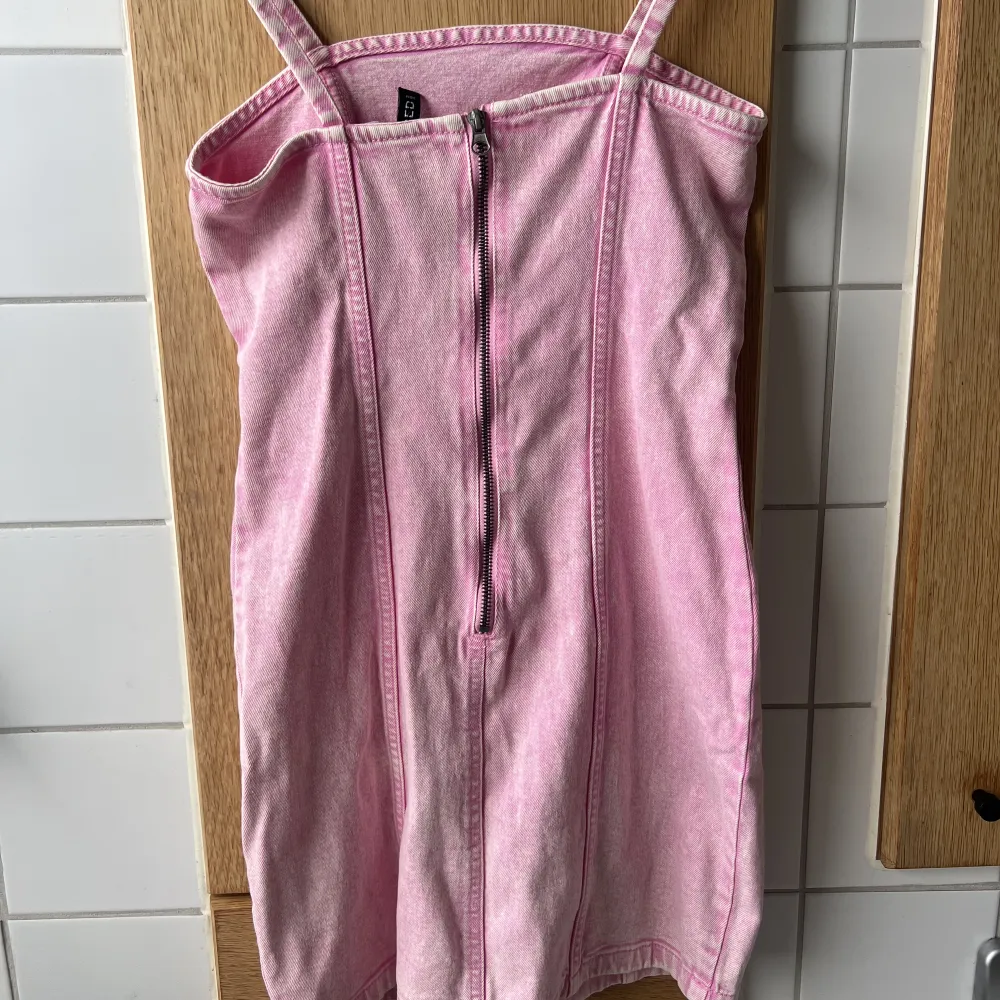 Säljer denna fina rosa jeans klänningen då den inte passar mig längre. Den är från Hm och är i storlek 36. Inte jätte använd så i fint skick! Köpare står för frakt🫶🏻. Klänningar.