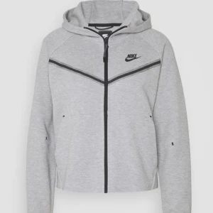 grå Nike tech  - grå Nike tech i strl xs, välanvänd men välskött. kontakta för fler bilder 💕 först till kvarn !