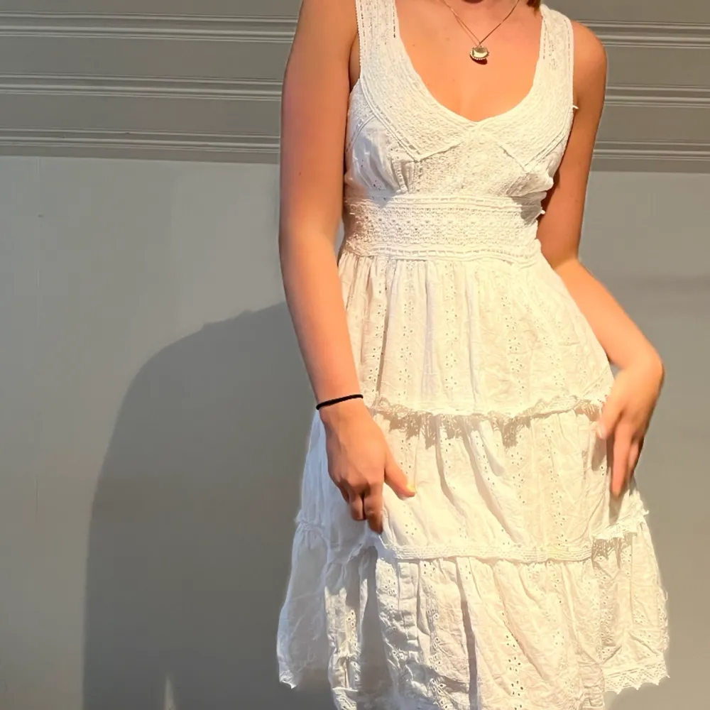 En handsydd klänning från en familj jag kände i Grekland! Den känns som att springa på en äng med massa blommor eller som att äta en skål jordgubbar med socker på 🫶Jag är S men den passar M . Klänningar.