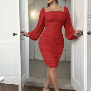 Off-shoulder klänning - Jättefin figurnära klänning som jag endast behövt använda en gång. Säljs billigt. Storlek L