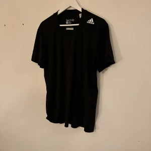 Adidas techfit träningströja - Bra skick. Nypris runt 4-500.