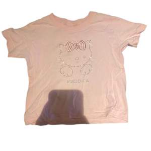 knappt använda hello kitty baby tee shirt! Passar mig som har S