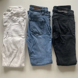 Tre Jeans - Alla tre Jeans: 79kr Vid köp av specifik Jeansfärg se profil  Kan mötas upp  Vita Jeans S Blå Jeans 27/32 S Svarta Jeans 26/32 S