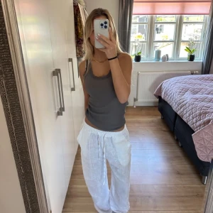 Linnebyxor HM - Jätte fina linnebyxor nästan alldrig använda då dom är lite stora för mig. Storlek S. Första bilden är lånad men på samma linnebyxa. Nypris 200/250 kommer inte riktigt ihåg.