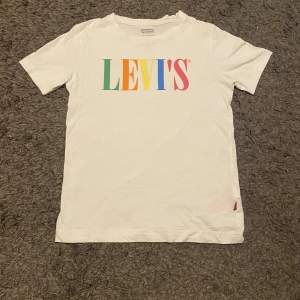 Vit t-shirt från Levis, har inga defekter, hål eller fläckar, säljer pga den inte används och bara ligger i garderoben, den är använd ett fåtal gånger💓