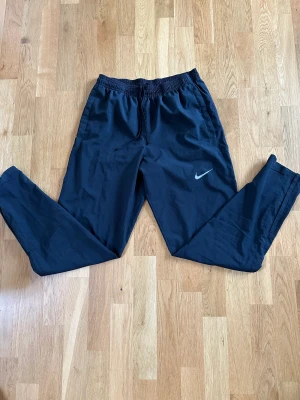 Trackpants Nike - Trackpants från Nike, enda flawen är väl reflexen på loggan som är lite sönder. 