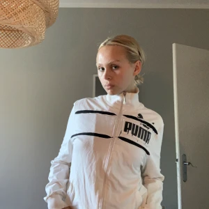 Puma sweatshirt - En zipup tröja. Lite sportig, snygg o funkar till de mesta. 