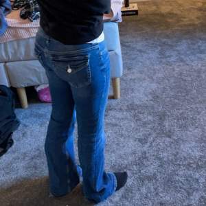 Säljer mina lågmidjade bootcut jeans från hm med fickor bak. Nästan aldrig använda. Skriv vid funderingar eller fler bilder💕