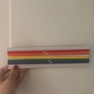 Hårband från Nike  - Fem hårband från Nike, aldrig använda. Perfekt att ha när man tränar. 