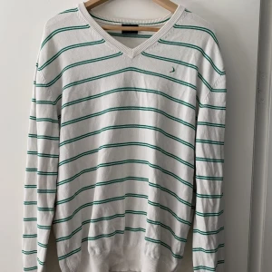 Stickad tröja - Skön "pullover” till sommarkvällar. På mig lite oversized, v ringning, långa ärmar. 