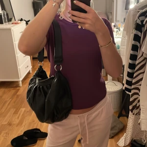 Handväska  - Grym väska från Gina! Skulle nog säga att detta är en väska i perfekt syorlek! Köparen står för frakt 🧡