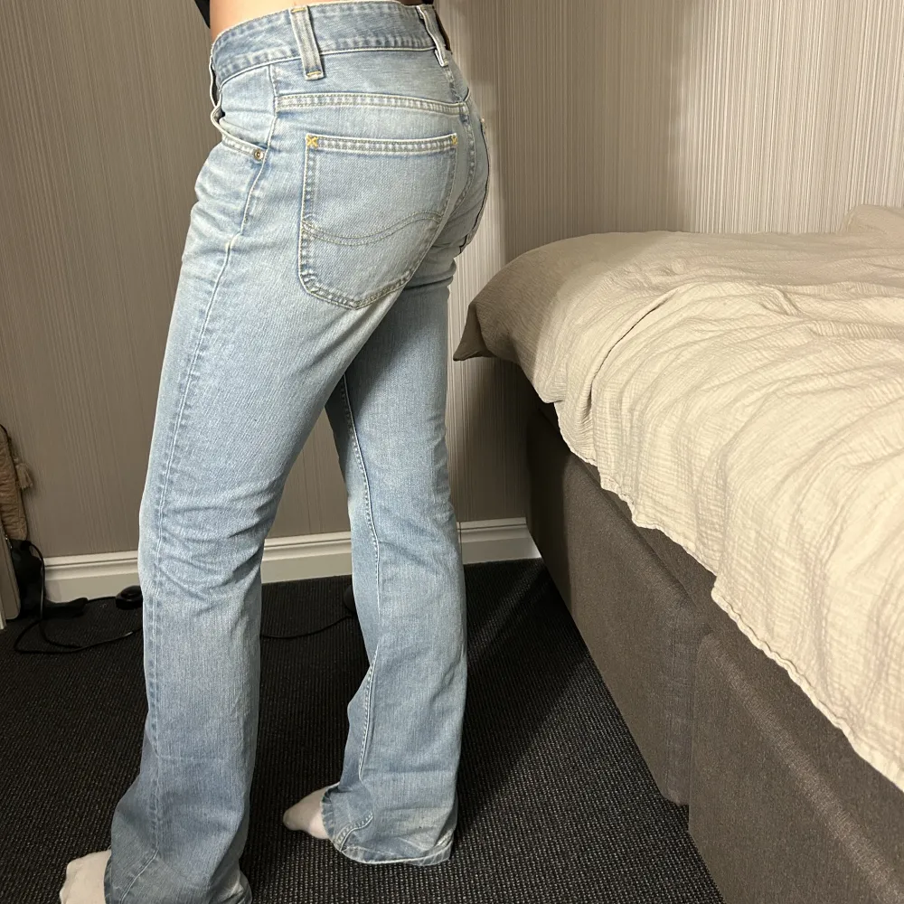 Ljusblå lee jeans i storlek 26-27/ 32. Köparen står för frakt och betalning via Swish . Jeans & Byxor.