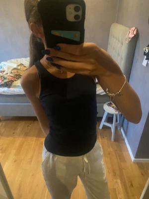 Linne weekday  - Ett fint mörkblått linne från weekday 💙har använt fåtal gånger då de inte varit min stil ⭐️ kontakta för frågor 💙