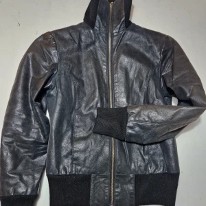 Vintage läderjacka  - Jackan är fodrad och i superfint skick. Den är i strl 38.