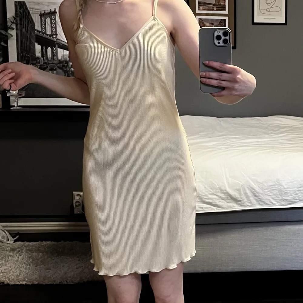 Gullig slip-on klänning från nakd, jättefin som den är men också med en vit tshirt under eller genom att knyta en tofs inuti (som jag gjort sista bilden) 💕. Klänningar.
