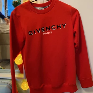 Givenchy - Super snygg Givenchy-tröja i collegemodell. Mkt bra skick och sällan använd. Köpt på Lucca. ❤️❤️