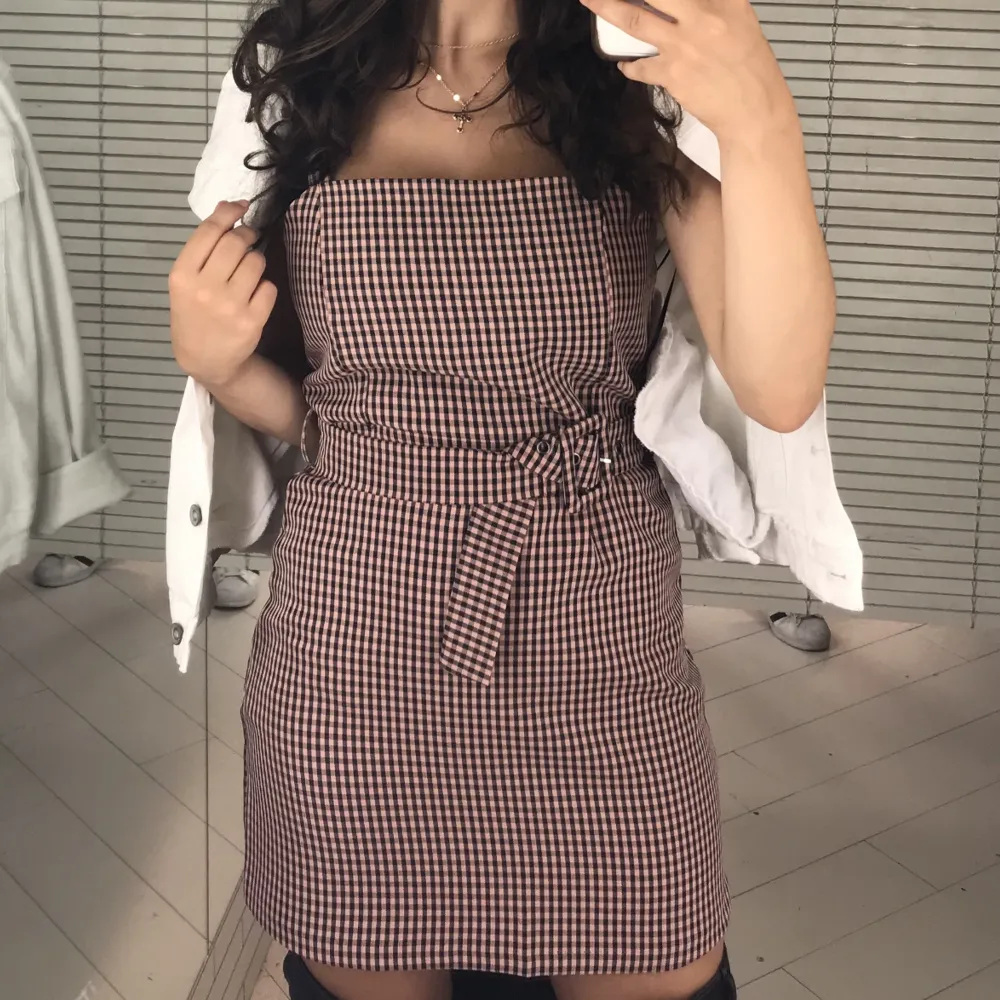 This was one of my favorite dresses I got from Pull & Bear in 2019. It’s a minidress with a removable and adjustable belt. Unfortunately it doesn’t fit me anymore in size. I had altered the straps to make them shorter but I didn’t cut them. . Klänningar.
