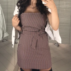 Pull & Bear miniklänning  - This was one of my favorite dresses I got from Pull & Bear in 2019. It’s a minidress with a removable and adjustable belt. Unfortunately it doesn’t fit me anymore in size. I had altered the straps to make them shorter but I didn’t cut them. 