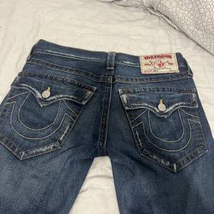 True religon Jeans i bootcut. storlek 28. Passar mig som är 169cm💞 andvänt runt 3 gånger bara;) 