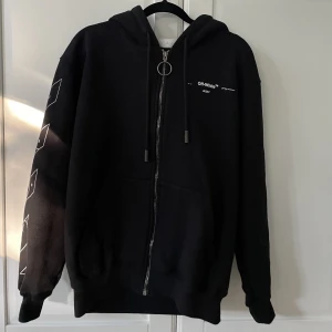 Off White zip hoodie - Säljer min Off White hoodie då den ej kommit till användning. Som i nyskick. 