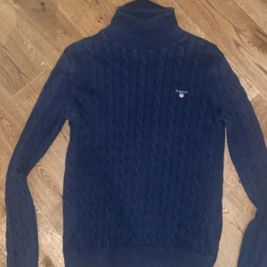 Gant stickad polo tröja storlek M - Mörk blå 